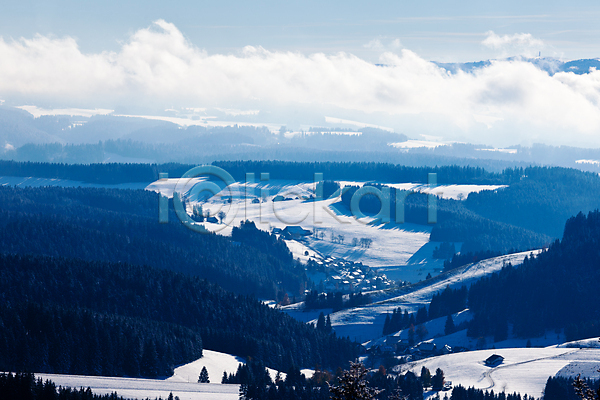사람없음 JPG 포토 해외이미지 검은색 겨울 계곡 구름(자연) 나무 농업 눈내림 독일 마을 밭 뿌연 수평선 숲 시골 안개 유럽 자연 주택 타운 파란색 풍경(경치) 해외202004 흰색