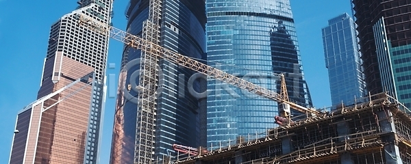 사람없음 JPG 실루엣 포토 해외이미지 개발 건물 건축양식 고층빌딩 기중기 노란색 도시 도시풍경 도심 반사 벽 비즈니스 빛 사무실 산업 센터 업무 외관 유리 장비 철강 탑 파란색 하늘 해외202004 해외포토