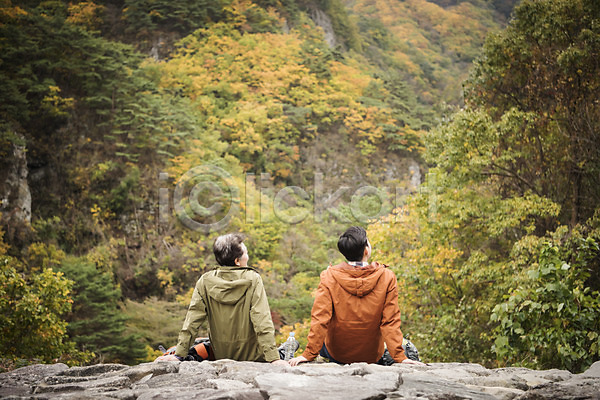 30대 60대 남자 노년 두명 성인 성인남자만 한국인 JPG 뒷모습 포토 가을(계절) 가족 나무 단풍 등산 등산복 부자(아빠와아들) 산 산행 상반신 아들 아빠 안동 앉기 야외 여행 주간 청량산
