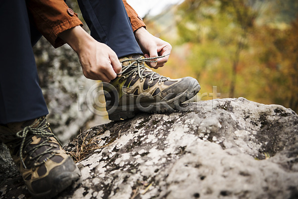 30대 남자 성인 성인남자한명만 신체부위 한국인 한명 JPG 아웃포커스 포토 가을(계절) 나무 다리(신체부위) 등산 등산복 바위 산 산행 손 신발 신발끈 신발끈묶기 안동 야외 주간 청량산 하반신