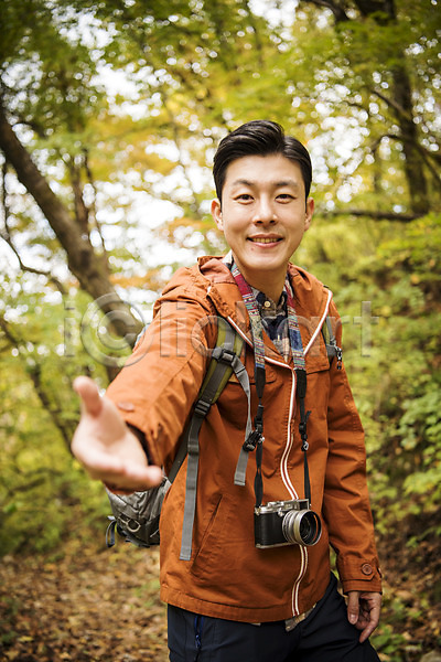 30대 남자 성인 성인남자한명만 한국인 한명 JPG 아웃포커스 앞모습 포토 가을(계절) 나무 단풍 등산 등산복 미소(표정) 산 산행 상반신 서기 손 손내밀기 안동 야외 여행 주간 청량산 카메라