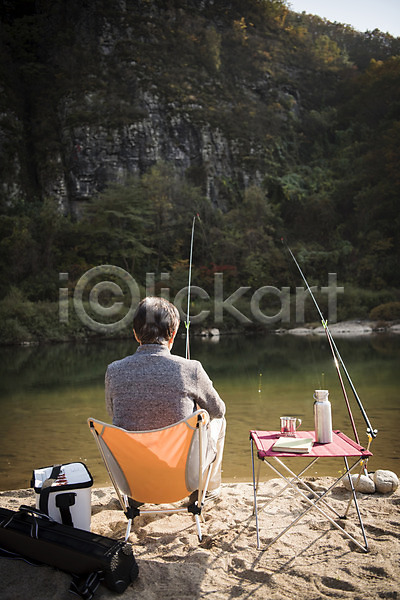 여유 60대 남자 노년 노인남자한명만 한국인 한명 JPG 뒷모습 포토 가을(계절) 강 낙동강 낚시 낚싯대 안동 앉기 야외 여행 전신 주간