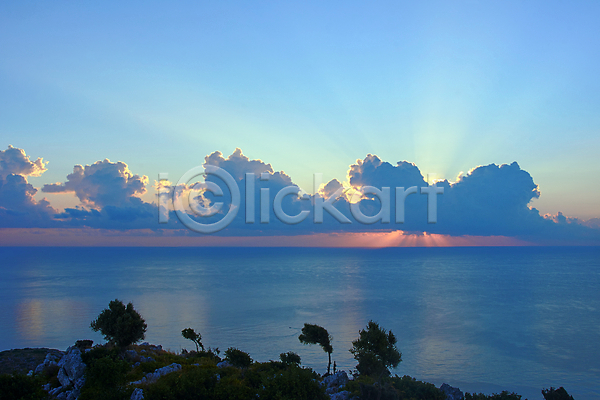 사람없음 JPG 포토 해외이미지 구름(자연) 그리스 나무 물 바다 바위 섬 수평선 식물 아침 일출 자연 지중해 태양 풍경(경치) 하늘 해외202004