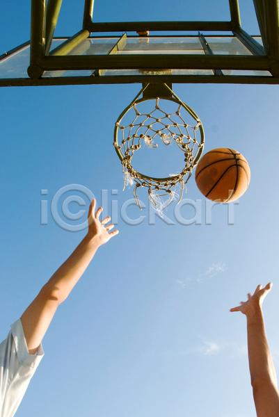 청춘(젊음) 신체부위 JPG 로우앵글 포토 해외이미지 농구 농구공 농구대 블로킹 손 손뻗기 슛 야외 주간 해외202004