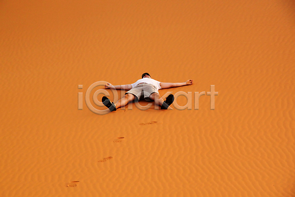 남자 성인 성인남자한명만 한명 JPG 앞모습 포토 해외이미지 눕기 모래 사막 야외 전신 주간 풍경(경치) 해외202004