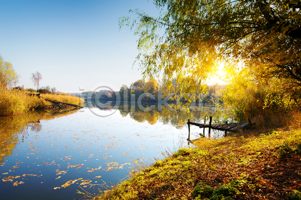 사람없음 JPG 포토 해외이미지 가을(계절) 가을풍경 나루터 나무 맑음 야외 우크라이나 자연 주간 하늘 해외202004 햇빛 호수