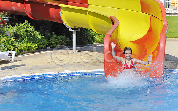 떨어짐 행복 백인 소년 어린이 한명 JPG 포토 해외이미지 공원 구멍 놀이 놀이터 당구 물 미끄럼틀 빨간색 속도 수영 스플래쉬 야외 일반 장비 젖음 큼 태양 튜브 파란색 해외202004 휴가 휴양지