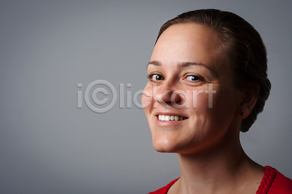 행복 백인 사람 성인 여자 한명 JPG 포토 해외이미지 1 갈색머리 내추럴 모델 미소(표정) 백그라운드 비즈니스 얼굴 유행 해외202004
