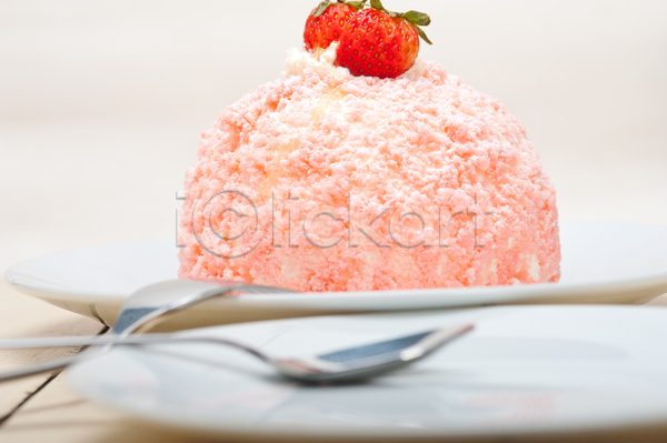 달콤 사람없음 JPG 소프트포커스 포토 해외이미지 딸기 딸기케이크 분홍색 생크림 숟가락 접시 케이크 해외202004