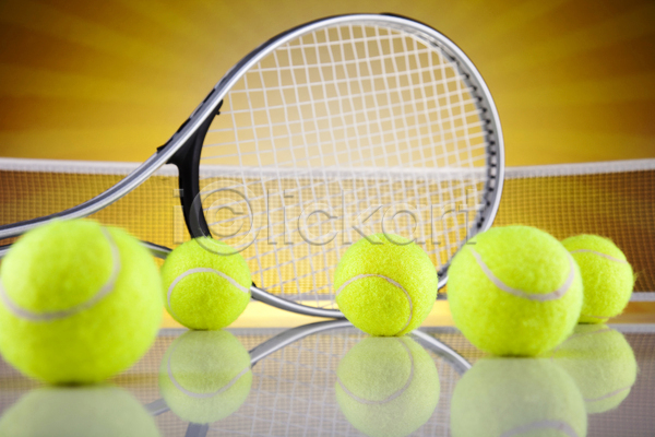 사람없음 JPG 포토 해외이미지 네트 반사 실내 주황색배경 테니스 테니스공 테니스라켓 테니스용품 해외202004