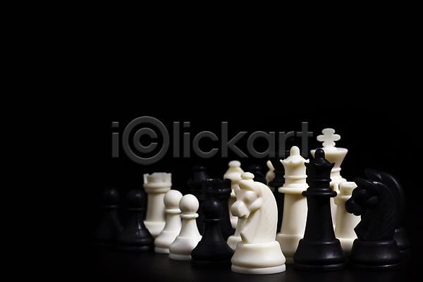 경쟁 계획 성공 위험 사람없음 JPG 포토 해외이미지 검은색 게임 금융 놀이 대표 도전 리더 모션 목재 백그라운드 비즈니스 승자 싸움 안내 어둠 여왕 왕 우승 장군 조각 지능 체스 체스말 체스판 컨셉 필승 해외202004 흰색 힘