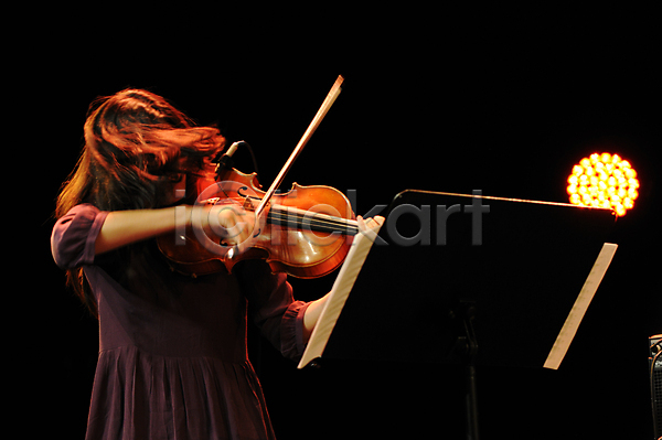 열정 성인 성인여자한명만 여자 한명 JPG 앞모습 포토 해외이미지 바이올리니스트 바이올린 보면대 상반신 실내 연주 음악 해외202004