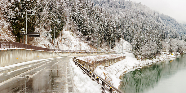 시원함 추위 사람없음 JPG 포토 해외이미지 12월 강 건축양식 겨울 계절 골동품 공원 나무 나뭇가지 날씨 냉동 눈내림 덮개 목재 물 백그라운드 백발 서리 숲 야외 얼음 여행 일본 자연 크리스마스 파노라마 폭설 풍경 프레임 해외202004 해외포토 환경 흰색