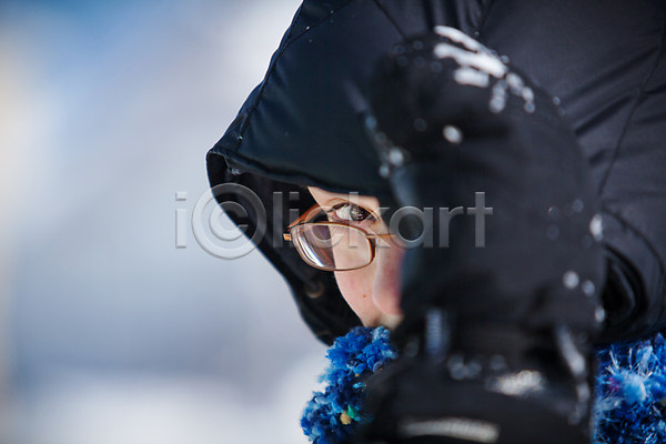 추위 백인 사람 여자 한명 JPG 포토 해외이미지 겨울 계절 놀이 야외 응시 해외202004 흰색