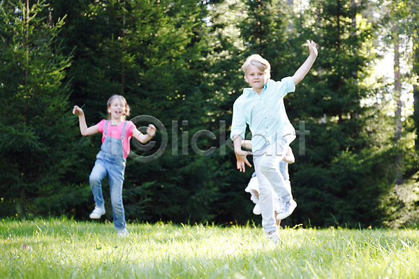 우정 함께함 행복 세명 소년 어린이 JPG 포토 해외이미지 공원 그룹 놀이 달리기 야외 에너지 웃음 친구 해외202004