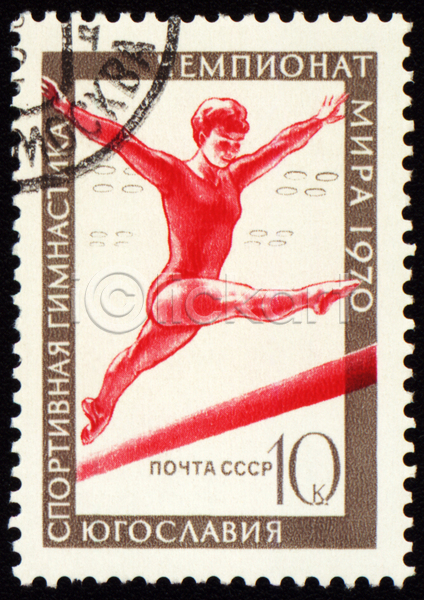 성인 성인여자한명만 여자 한명 JPG 포토 해외이미지 갈색 기념물 빨간색 올림픽 우표 전신 점프 체조 체조선수 평균대 평균대체조 해외202004