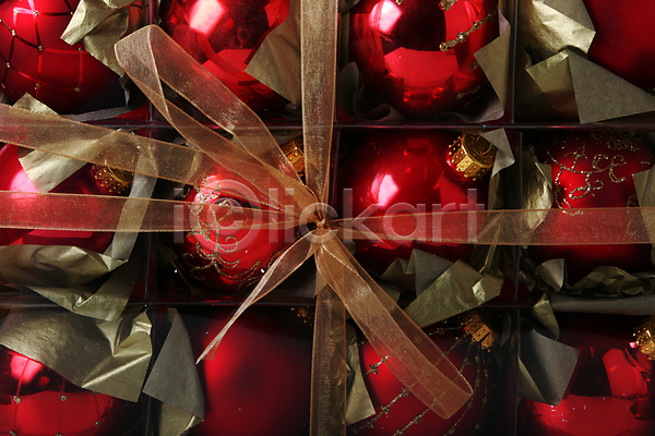 사람없음 JPG 포토 하이앵글 해외이미지 리본 선물 실내 오너먼트 오브젝트 장식볼 크리스마스 크리스마스장식 포장 해외202004