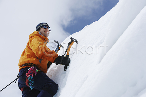 남자 성인 성인남자한명만 한명 JPG 로우앵글 옆모습 포토 해외이미지 겨울 경사 뉴질랜드 등반장비 등산 미소(표정) 밧줄 산 상반신 설산 야외 얼음 오르기 잡기 장비 주간 트래킹 하이커 하이킹 해외202004