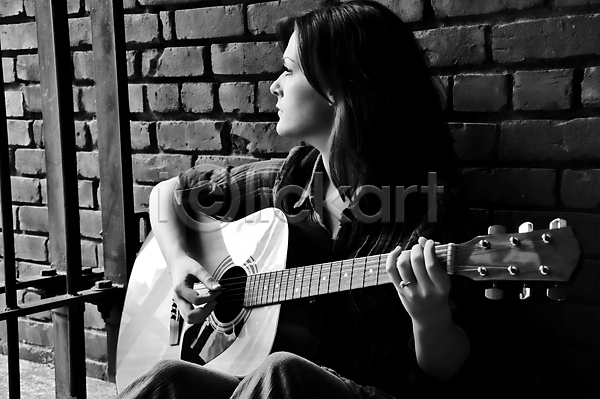 성인 성인여자한명만 여자 한명 JPG 옆모습 포토 해외이미지 흑백 기타 기타리스트 들기 상반신 앉기 야외 연주 음악 응시 주간 해외202004