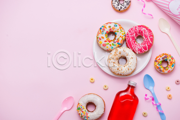 달콤 사람없음 JPG 포토 하이앵글 해외이미지 고깔(모자) 도넛 리본 분홍색배경 생일파티 숟가락 시리얼 실내 음료 음료수병 접시 카피스페이스 해외202004