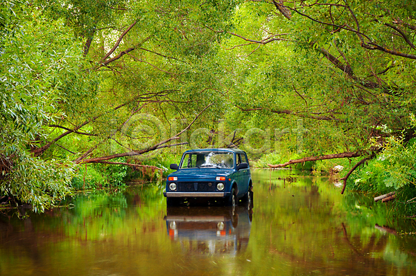 사람없음 JPG 포토 해외이미지 강 나무 먼지 목재 물 반사 비포장도로 소비에트 숲 야외 여행 옛날 자동 자동차 자연 주차 초록색 파란색 해외202004