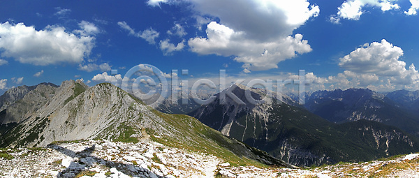 보호 사람없음 JPG 포토 해외이미지 구름 독일 등산 라이프스타일 맑음 바이에른 봄 산 산등성이 선로 스포츠 알프스 야외 여름 오스트리아 유럽 자국 자연 절정 정상 철강 태양 트래킹 파노라마 하이킹 해외202004 해외포토