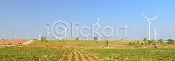 보호 혁명 사람없음 JPG 포토 해외이미지 개발 공급 구름 날개 농장 바람 발전기 방앗간 밭 산업 생태학 세대 식물 에너지 유지 자연 자원 재활용 초록색 칼날 파노라마 파란색 풍경 풍차 프로펠러 하늘 해외202004 해외포토 환경 흰색 힘