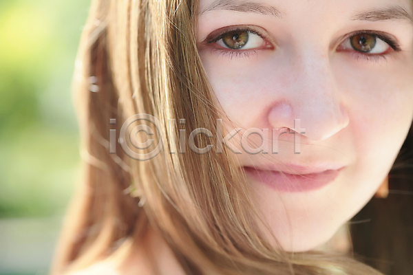 매끈함 사람 여자 한명 JPG 포토 해외이미지 가로 갈색 눈(신체부위) 머리 머리카락 미소(표정) 섬광 속눈썹 입 입술 피부 해외202004