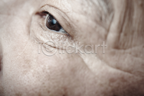 고독 희망 남자 노년 백인 사람 신체부위 한명 JPG 근접촬영 포토 해외이미지 가로 노화 눈(신체부위) 눈동자 라이프스타일 비전 생각 시력 신앙심 실내 심각 싱글 얼굴 옛날 은퇴 주름 컨셉 표정 학생 해외202004