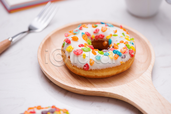 달콤 사람없음 JPG 아웃포커스 포토 해외이미지 나무접시 도넛 실내 토핑 포크 흰배경