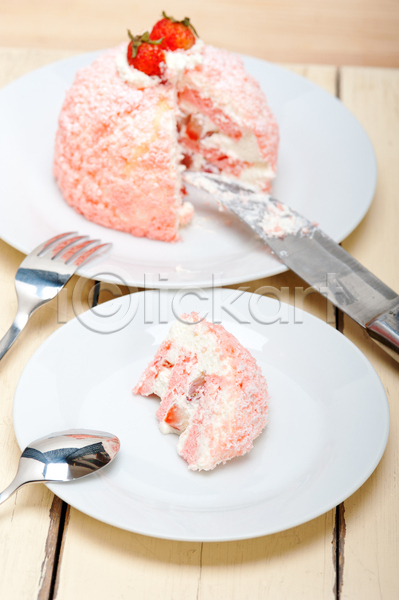 달콤 사람없음 JPG 포토 해외이미지 나이프 딸기 딸기케이크 분홍색 생크림 숟가락 접시 케이크 포크 해외202004