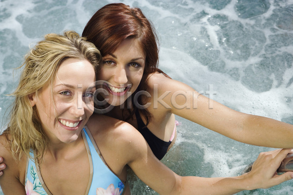 시원함 여유 두명 성인 성인여자만 여자 JPG 앞모습 포토 해외이미지 미소(표정) 바캉스 상반신 수영복 수영장 실내 여름휴가 응시 해외202004