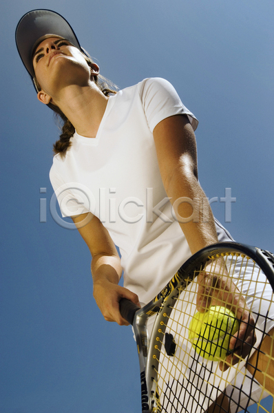 준비 성인 성인여자한명만 여자 한명 JPG 로우앵글 앞모습 포토 해외이미지 들기 상반신 야외 주간 테니스 테니스공 테니스라켓 테니스선수 테니스장 하늘 해외202004