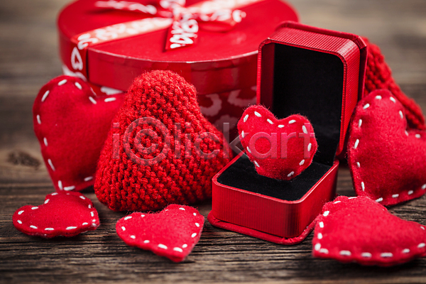 사람없음 JPG 포토 해외이미지 나무배경 뜨개질 반지케이스 발렌타인데이 빨간색 선물상자 오브젝트 하트