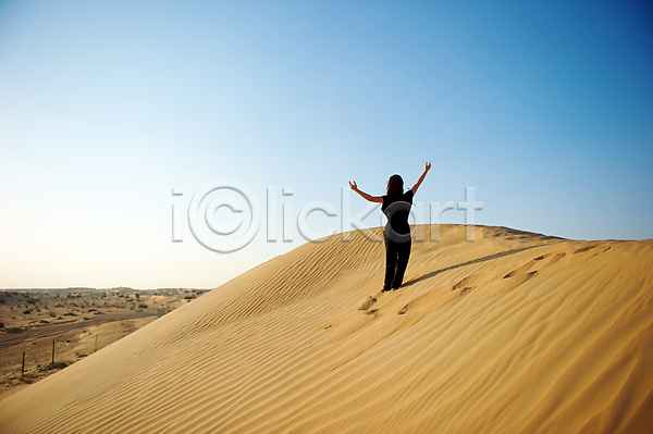 성인 성인여자한명만 여자 한명 JPG 뒷모습 포토 해외이미지 두바이 만세 모래언덕 사막 서기 야외 전신 주간 풍경(경치) 해외202004