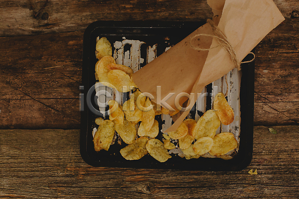 사람없음 JPG 포토 하이앵글 해외이미지 감자칩 나무배경 실내 종이봉투 칩(음식) 해외202004