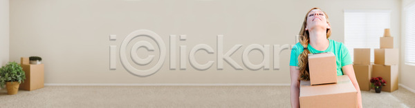 피곤 여자 청소년 한명 JPG 포토 해외이미지 고립 리프팅 모션 방 배너 부동산 상자 작업 잡기 적재 해외202004 해외포토 흰배경 흰색