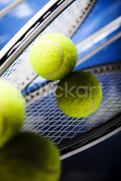 사람없음 JPG 근접촬영 소프트포커스 포토 해외이미지 네트 반사 실내 주간 테니스 테니스공 테니스라켓 테니스용품 하늘 해외202004