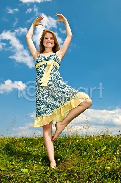 기쁨 우아함 자유 행복 10대 사람 여자 한명 JPG 포토 해외이미지 균형 꽃 내추럴 라이프스타일 맨발 무료 밭 서기 야외 자연 장난 초록색 춤 하늘 해외202004