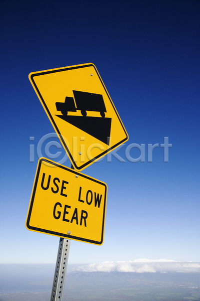 사람없음 JPG 포토 해외이미지 경고 경고문 경사 교통시설 다운 도로 도로표지판 미국 사인 사진촬영 성적 세로 야외 언덕 짐차 카피스페이스 트럭 하와이 해외202004