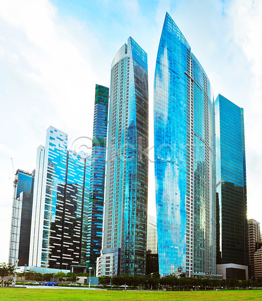 화려 사람없음 JPG 포토 해외이미지 건물 건축양식 고층빌딩 금융 도시 도시풍경 도심 비즈니스 빛 사무실 상업 세로 센터 스카이라인 싱가폴 아시아 여행 외관 재산 지역 초록색 큼 타운 탑 태양 파란색 하늘 해외202004