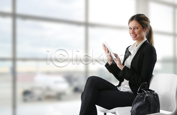 성공 시원함 출발 출장 백인 성인 성인여자만 여자 한명 JPG 포토 해외이미지 가로 공항 기다림 무선전화기 미소(표정) 비즈니스 비즈니스우먼 비행기 앉기 업그레이드 여행 연결 인터넷 직업 태블릿 터치스크린 해외202004