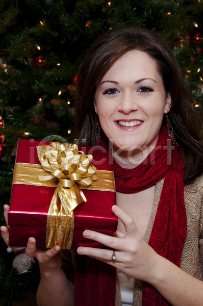 기쁨 축하 행복 백인 여자 한명 JPG 포토 해외이미지 12월 갈색머리 겨울 계절 나무 리본 목도리 미소(표정) 빨간색 상자 선물 잡기 장식 주택 크리스마스 해외202004 휴가 흰색