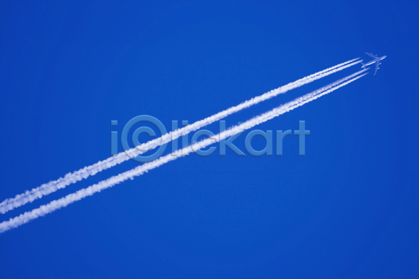 역동적 사람없음 JPG 포토 해외이미지 비행기 비행운 야외 주간 파란색 하늘 해외202004