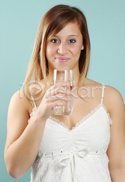 신선 백인 사람 여자 한명 JPG 포토 해외이미지 금발 마시기 물 손 싱글 액체 유리 음료 잡기 해외202004