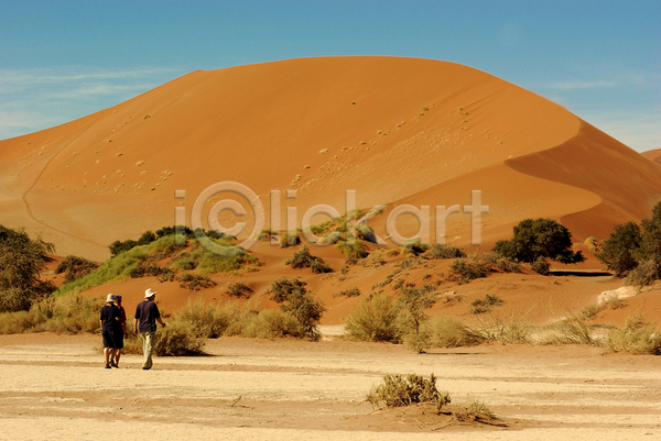 성인 성인만 세명 JPG 포토 해외이미지 걷기 나미비아 사막 야외 전신 주간 풍경(경치) 해외202004