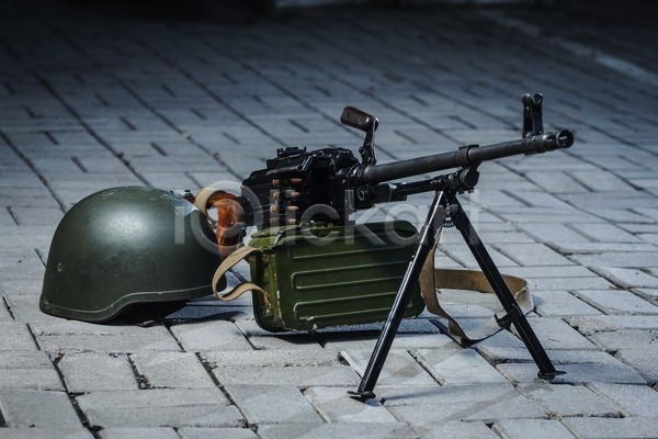 사람없음 JPG 포토 해외이미지 무기 우크라이나 전쟁 총알 충돌 해외202004 헬멧