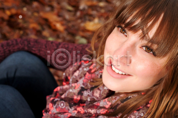 추위 행복 백인 사람 성인 여자 한명 JPG 포토 해외이미지 10월 11월 갈색머리 계절 단풍 라이프스타일 미소(표정) 보라색 숲 스웨터 야외 얼굴 유행 자연 해외202004 흰색