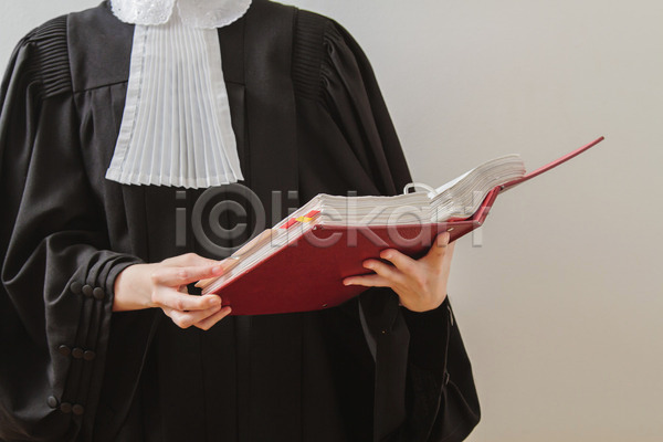 법 성인 성인여자한명만 여자 한명 JPG 앞모습 포토 해외이미지 들기 법률가 법전 변호사 상반신 실내 읽기 해외202004 회색배경