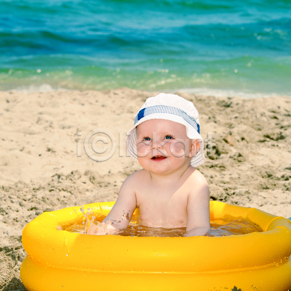 기쁨 행복 백인 사람 소년 아기 어린이 한명 JPG 포토 해외이미지 1 걸음마 노란색 당구 라이프스타일 모래 물 바다 소셜네트워크 야외 얼굴 웃음 응시 자연 작음 표현 해변 해외202004 햇빛 흰색